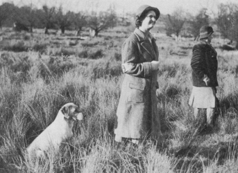 ms Radclyffe startar sin Zelstone Darter på field trial 1948